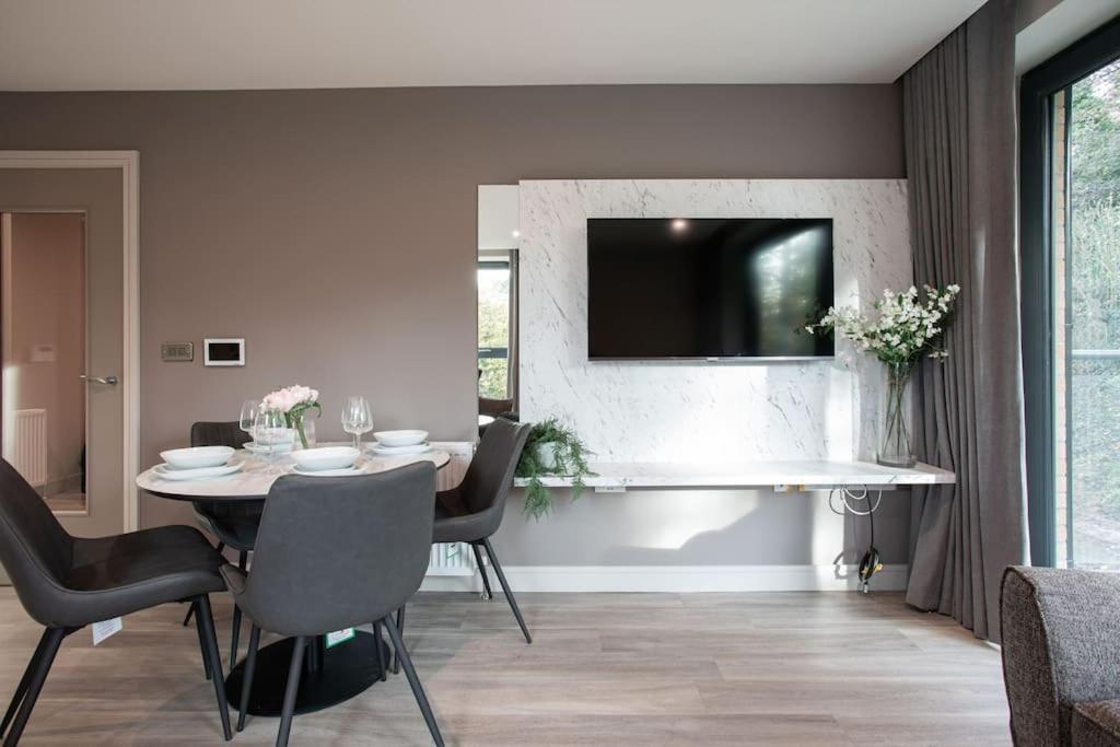 Stunning 2Br Next To The City Airport Bhd - Free Parking Белфаст Екстериор снимка