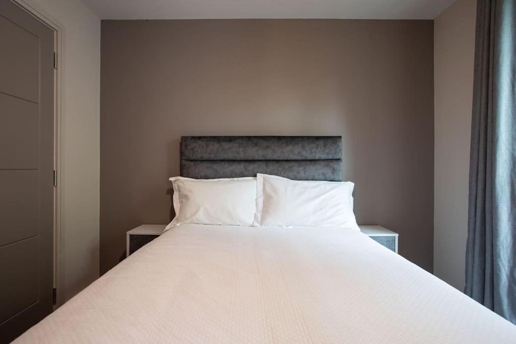 Stunning 2Br Next To The City Airport Bhd - Free Parking Белфаст Екстериор снимка