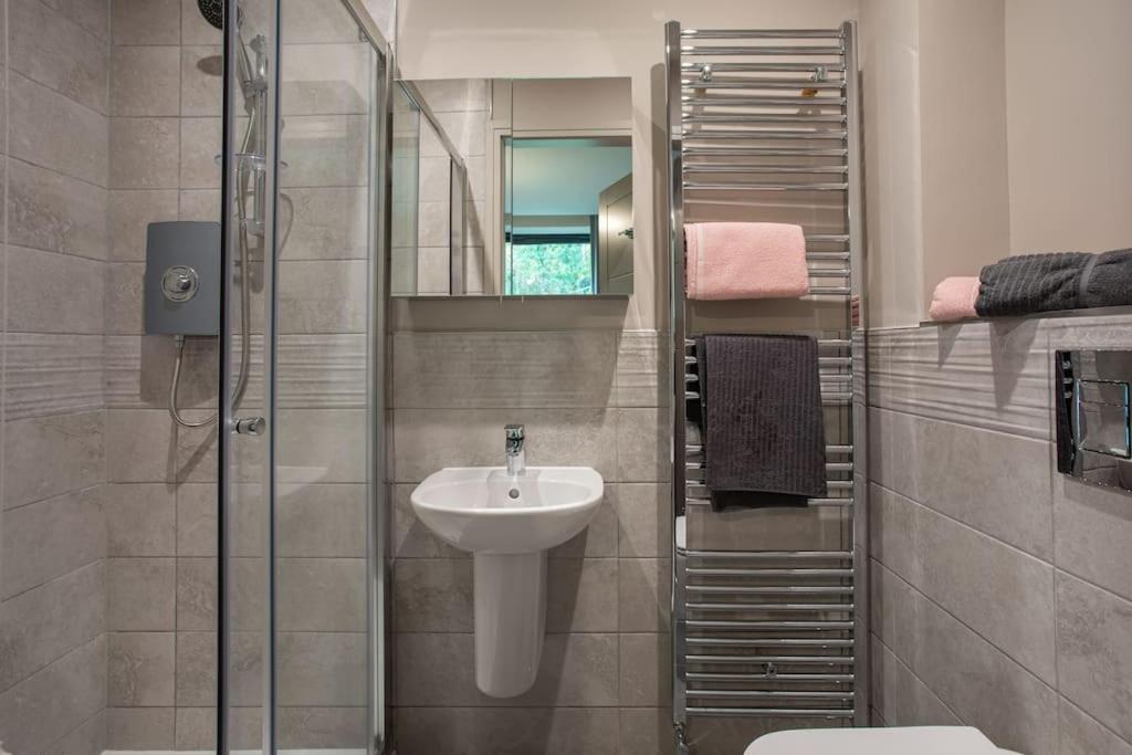 Stunning 2Br Next To The City Airport Bhd - Free Parking Белфаст Екстериор снимка